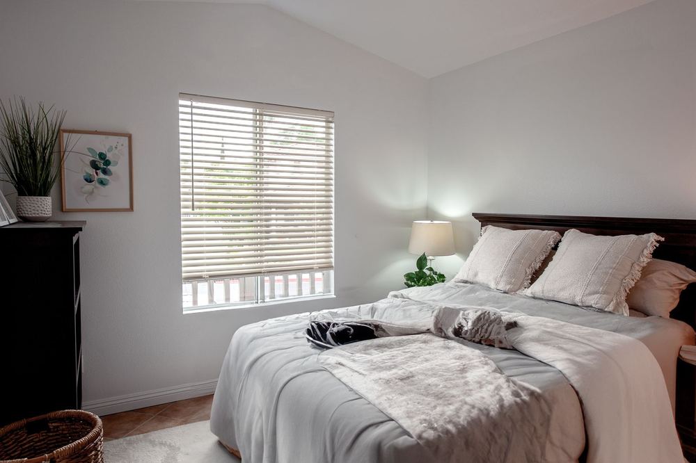 Cream CityLights™ aluminum blinds in a bedroom